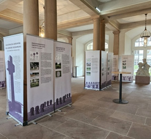 Blick in die Ausstellung im Kurfürstlichen Palais (Säulenhalle) in Trier. Fotografin: GDKE / Katharina Kreuzarek