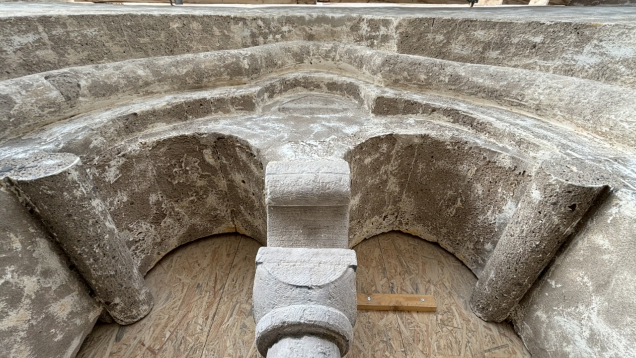 Arnstein, Klosterkirche Sta. Maria und St. Nikolaus, Biforium mit erhaltenem romanischen Säulchen am Nordwestturm