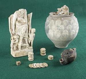 Inventar eines Spielergrabes mit einem Becher, 26 Spielsteinen, einem Würfel sowie einer Statuette der Göttin Fortuna. 2. Jh. n. Chr. © M. May, GDKE, Direktion Landesarchäologie Inventar eines Spielergrabes mit einem Becher, 26 Spielsteinen, einem Würfel sowie einer Statuette der Göttin Fortuna. 2. Jh. n. Chr. © M. May, GDKE, Direktion Landesarchäologie