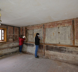 Restauratorin und Bauforscherin bei der Arbeit © Jutta Hundhausen, GDKE, Landesdenkmalpflege 