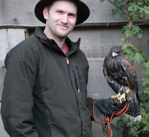 Michael Hörner und Tochter mit Greifvögeln