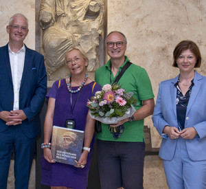 Staatssekretärin Steingaß (r.) und Oberbürgermeister Leibe (l.) mit den 30.000. Gästen der Landesausstellung, einem Ehepaar aus der Nähe von Worms. Foto: GDKE / Zühmer