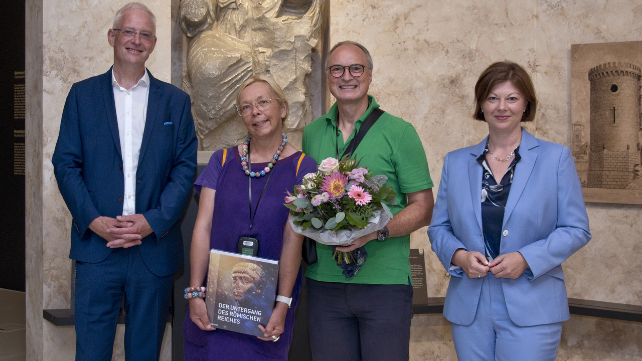 Staatssekretärin Steingaß (r.) und Oberbürgermeister Leibe (l.) mit den 30.000. Gästen der Landesausstellung, einem Ehepaar aus der Nähe von Worms. Foto: GDKE / Zühmer