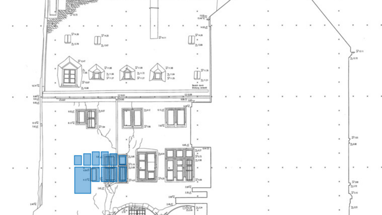 Hofseite Himmelgasse 1 mit Darstellung der nördlichen bauzeitlichen Zugangs- und Fenstersituation nach 1367 © Büro für Historische Bauforschung Frank & Mielke GbR 