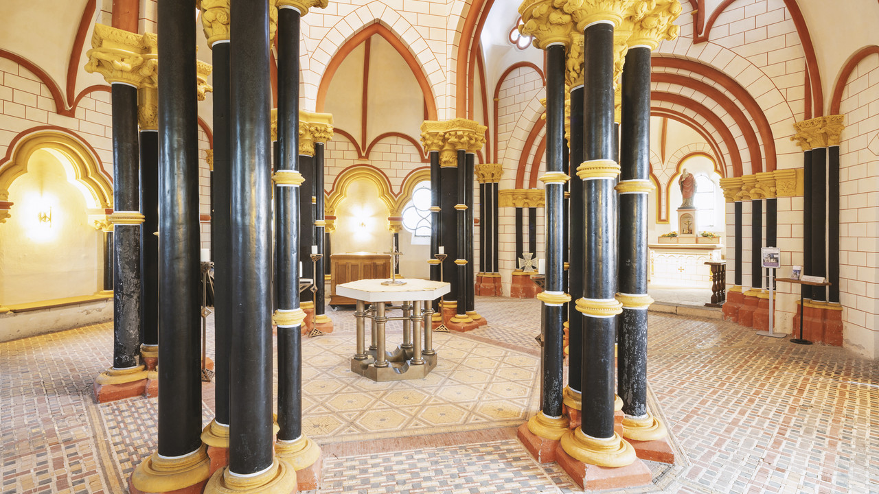 Innenansicht der Matthiaskapelle, Altar in der Mitte