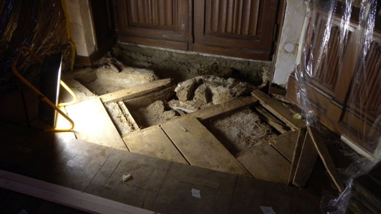 Öffnung der Unterkonstruktion des Parkettbodens in geschädigtem Bereich bei Beginn der Maßnahmen © GDKE, Landesdenkmalpflege, M. Hammer 