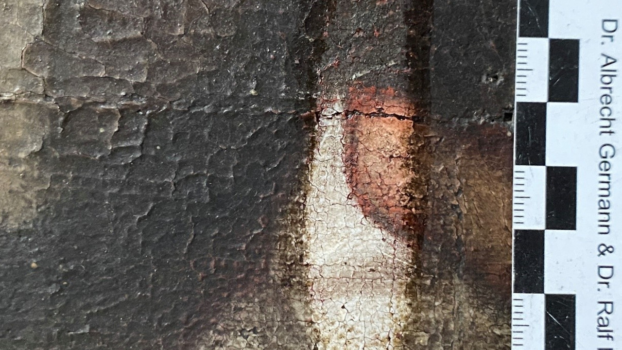 Erste Reinigungsproben an den Gemälden verdeutlichen, dass sich unter dem stark verbräunten und verschmutzten Firnisüberzug eine strahlend bunte barocke Malerei erhalten hat © Claudia-Gerner Beuerle, GDKE, Landesdenkmalpflege