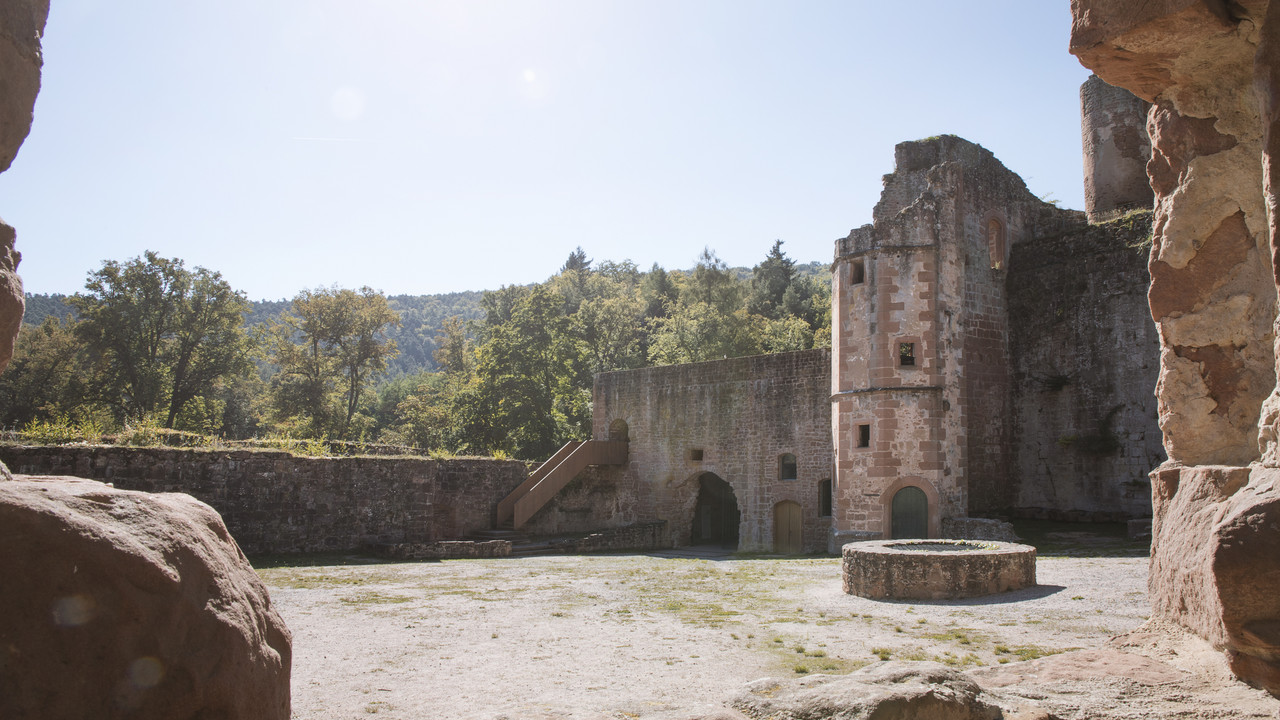 Blick in den Innenhof einer gut erhaltenen Ruine