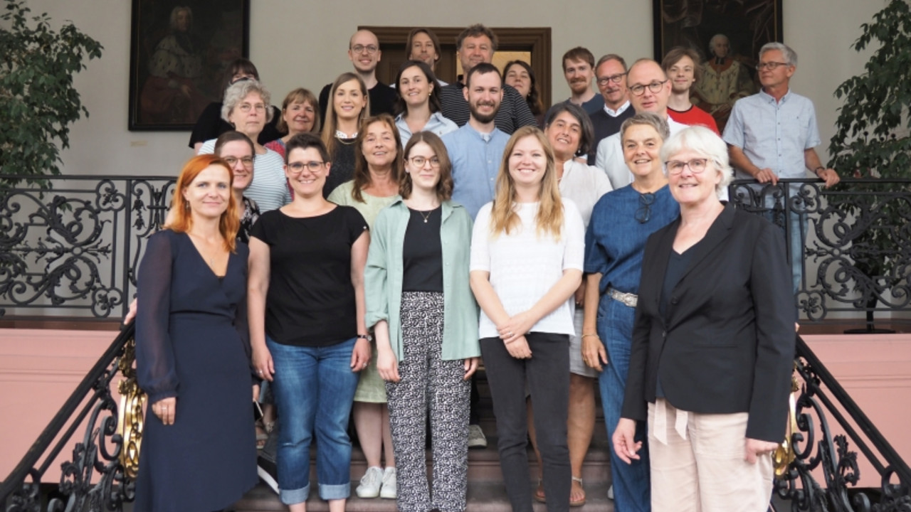 Dr.-Ing. Roswitha Kaiser im Kreis der Belegschaft der Landesdenkmalpflege © Christophe Coulot, GDKE, Landesdenkmalpflege 