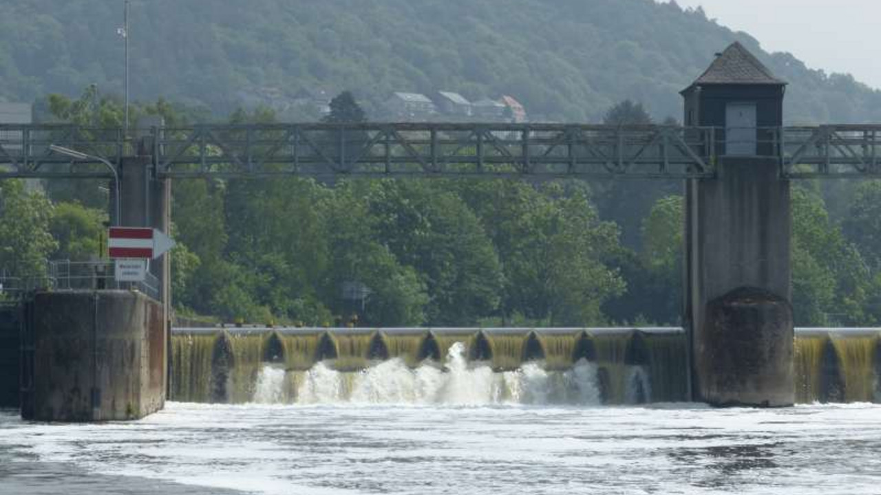 Ehem. Schleuse Hohenrhein (heute überstaut), Fußgängerbrücke über Lahn und Schleusenkanal, 2018 © Alexandra Fink, GDKE, Landesdenkmalpflege