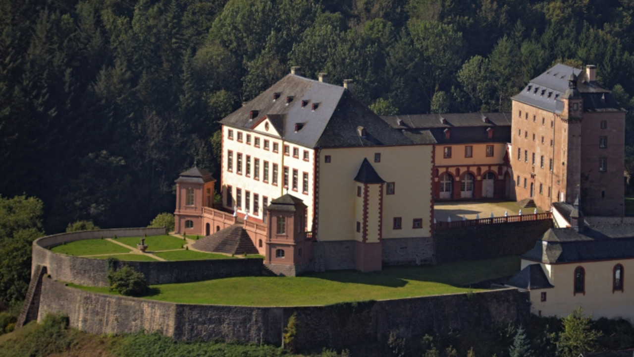 Schloss Malberg, Gesamtansicht mit "Eisernem Garten" © Thomas Zühmer, GDKE, Rheinisches Landesmuseum Trier