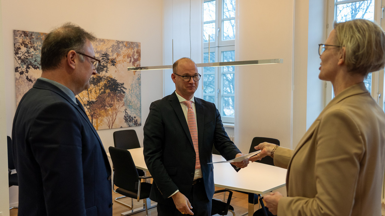 Innenstaatssekretärin Simone Schneider bei der Überreichung des Schreibens zur Übertragung der Funktion des Landeskonservators. Quelle: Innenministerium RLP