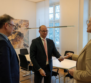 Innenstaatssekretärin Simone Schneider bei der Überreichung des Schreibens zur Übertragung der Funktion des Landeskonservators. Quelle: Innenministerium RLP