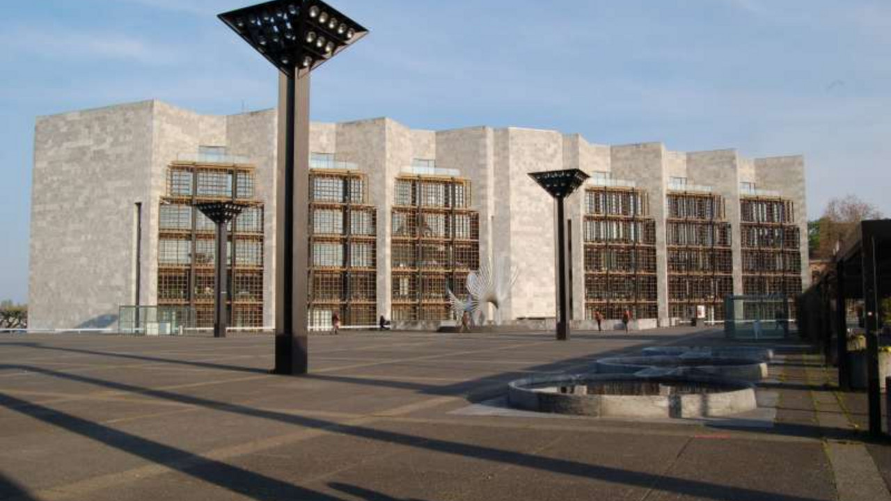 Rathaus, Jockel-Fuchs-Platz mit Wasserspielen @ Georg Peter Karn, GDKE, Landesdenkmalpflege