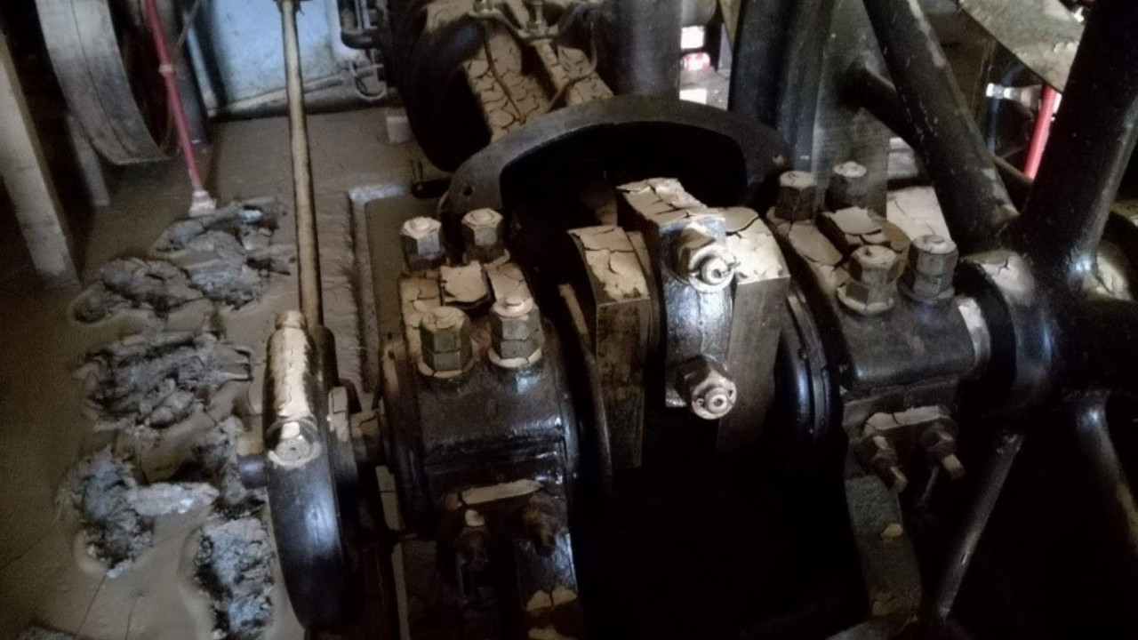 Schlamm und Schlickablagerungen auf den Maschinen © Achim Sonnenberg