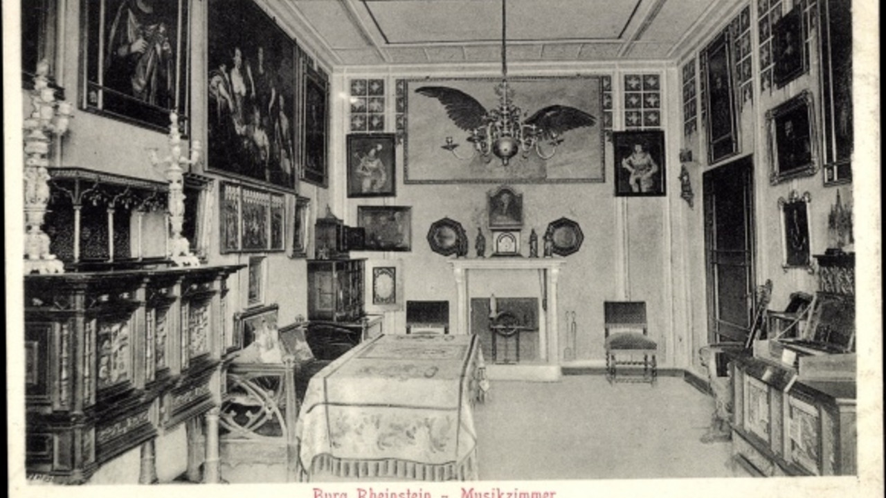 Burg Rheinstein bei Trechtingshausen, die Sofabank steht links an der Wand des Musikzimmers/roten Salons auf der Etage der Prinzessin (Historische Postkarte um 1900)