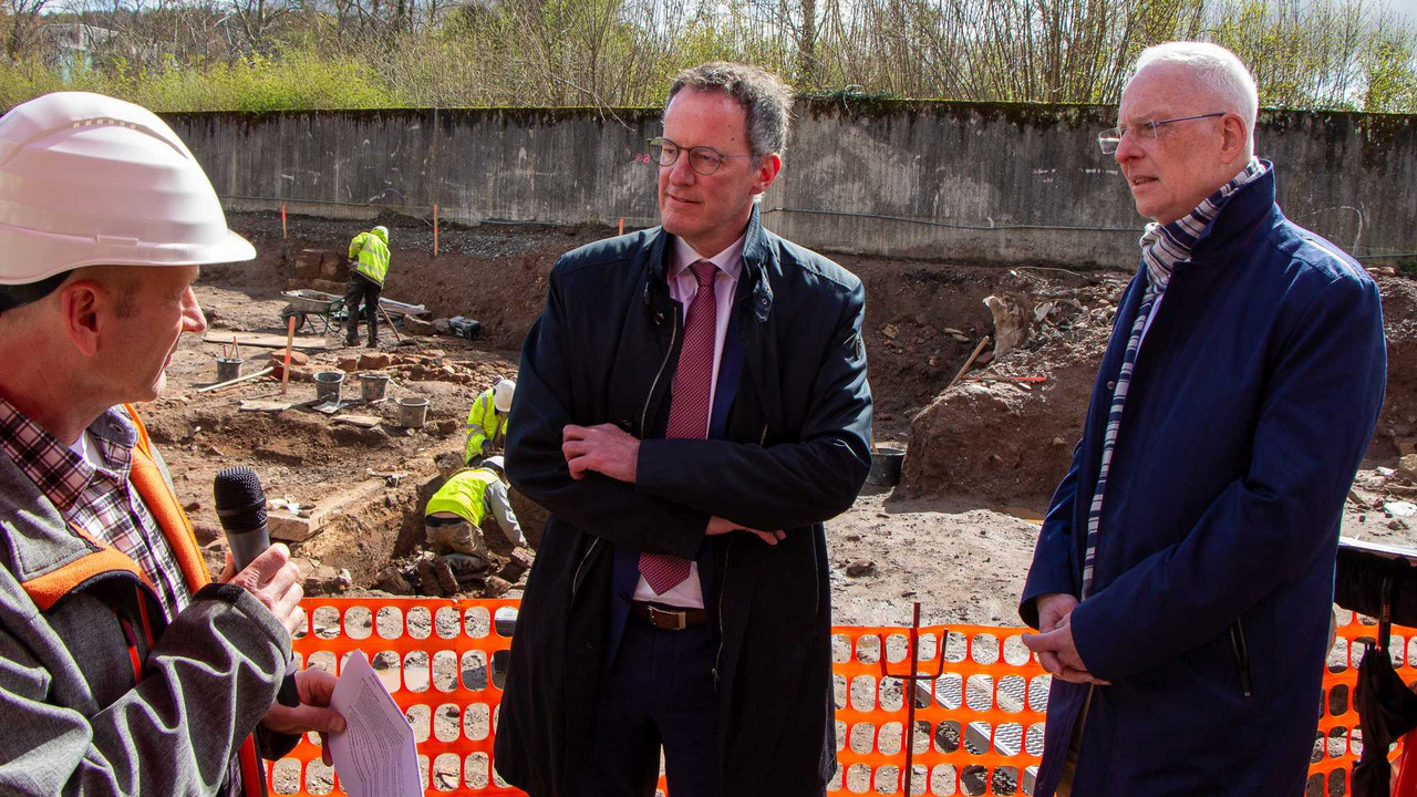 Oberbürgermeister Wolfram Leibe und Innenminister Michael Ebling bei den Ausgrabungen in Trier.  Foto: MDI RLP