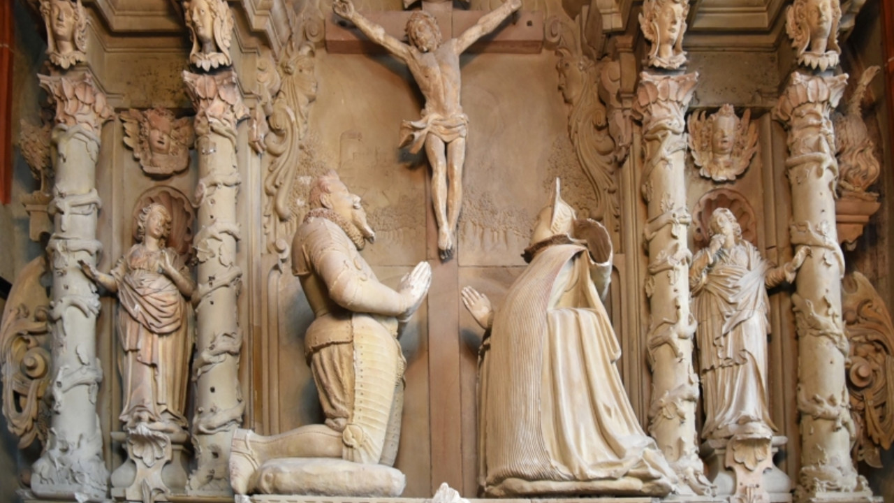 Bad Dürkheim, Schlosskirche, Leininger Epitaph, Zentrale Relieffeld mit Grafenpaar unter Kruzifix © Niklas Underwood, GDKE, Landesdenkmalpflege